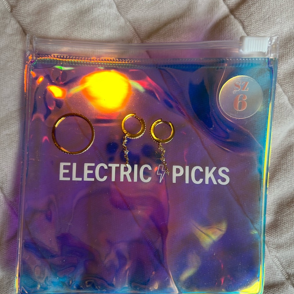 Electric Picks dainty ring and pair of dangly earrings - Picture 4 of 6